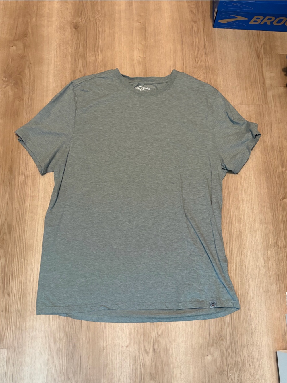 Classic Men’s Crew Neck Short-Sleeve Tee in Heather Green-Gray